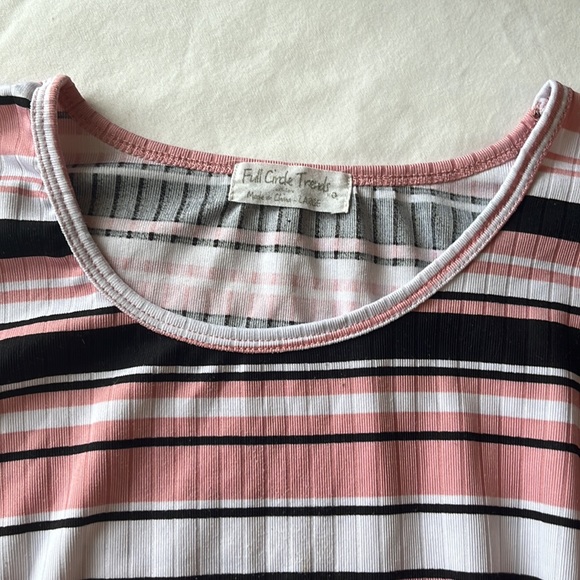 Full Circle Trends NWT Short sleeve top top in black white & pinkish mauve color - Picture 3 of 3